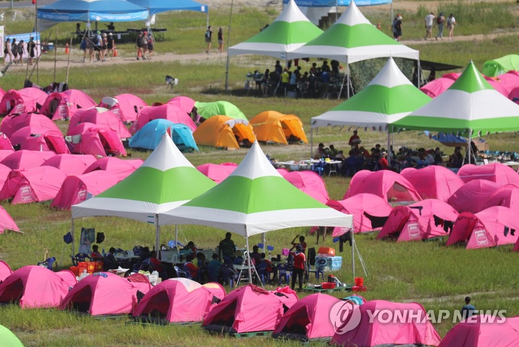 2023 새만금 세계스카우트잼버리 참가자들이 4일 전북 부안군 잼버리 야영장 내 텐트 그늘에 모여있다.  / 연합뉴스