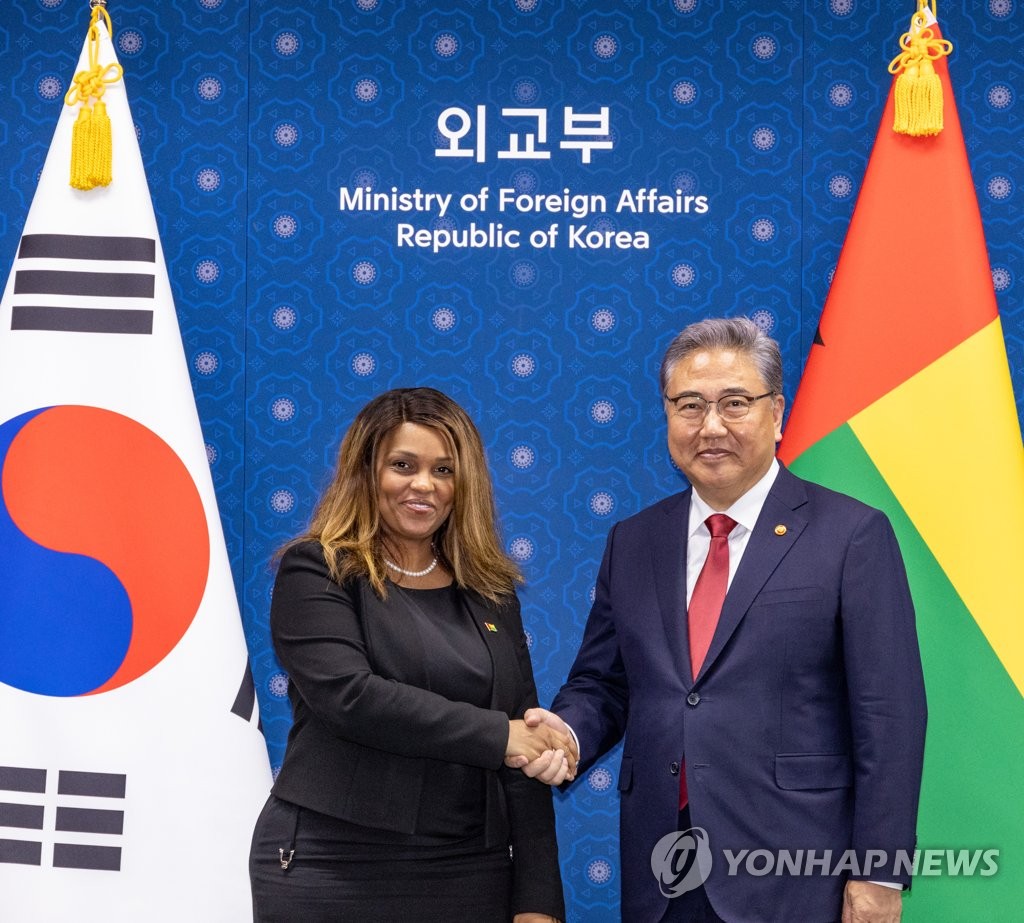 South Korea's Foreign Minister Park Jin (R) shakes hands with his Bissau-Guinean counterpart, Suzi Carla Barbosa, prior to their talks at the foreign ministry in Seoul on Aug. 7, 2023. (Yonhap)