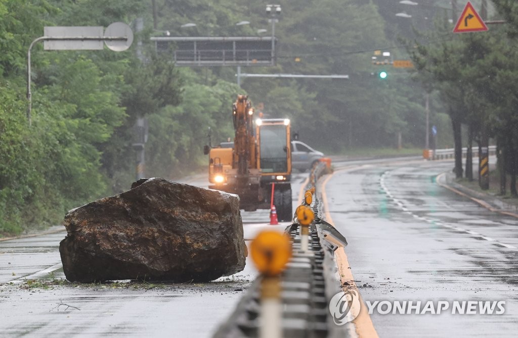 １０日午前、落石のため交通が規制されている南東部・蔚山市内の循環道路＝（聯合ニュース）