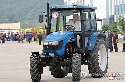 Kim Jong-un a inspecté une usine de tracteurs la veille du lancement de satellite