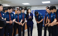 김건희 여사, 일선 지구대 방문해 자살 시도자 구조 경찰관 격려