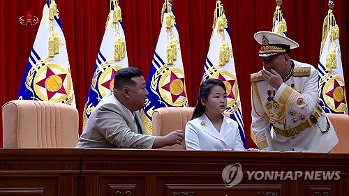 سيئول: كيم يُظهر ابنته في الأحداث العسكرية لكسب الولاء