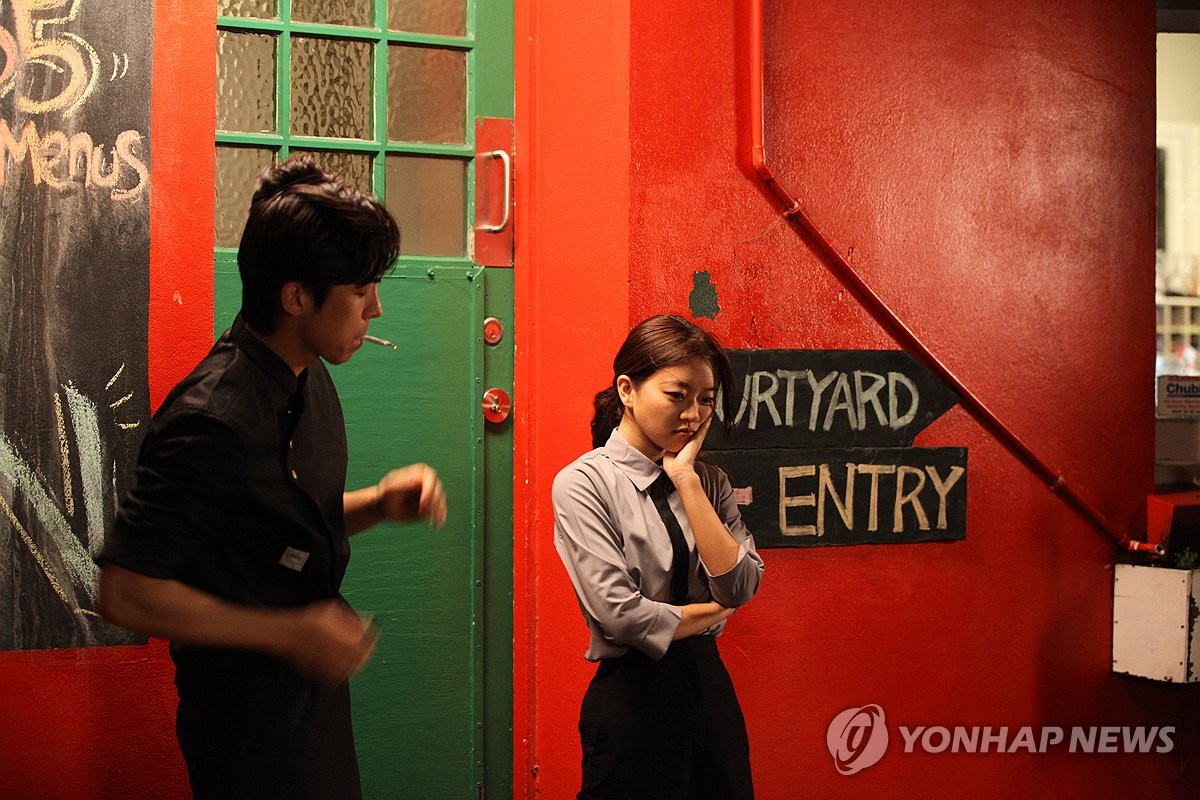 장근재 감독의 영화 한 장면 "한국이 싫으니까" 제28회 부산국제영화제(BIFF) 개막작의 모습이 BIFF에서 제공한 사진이다.  (사진은 비매품입니다) (연합)