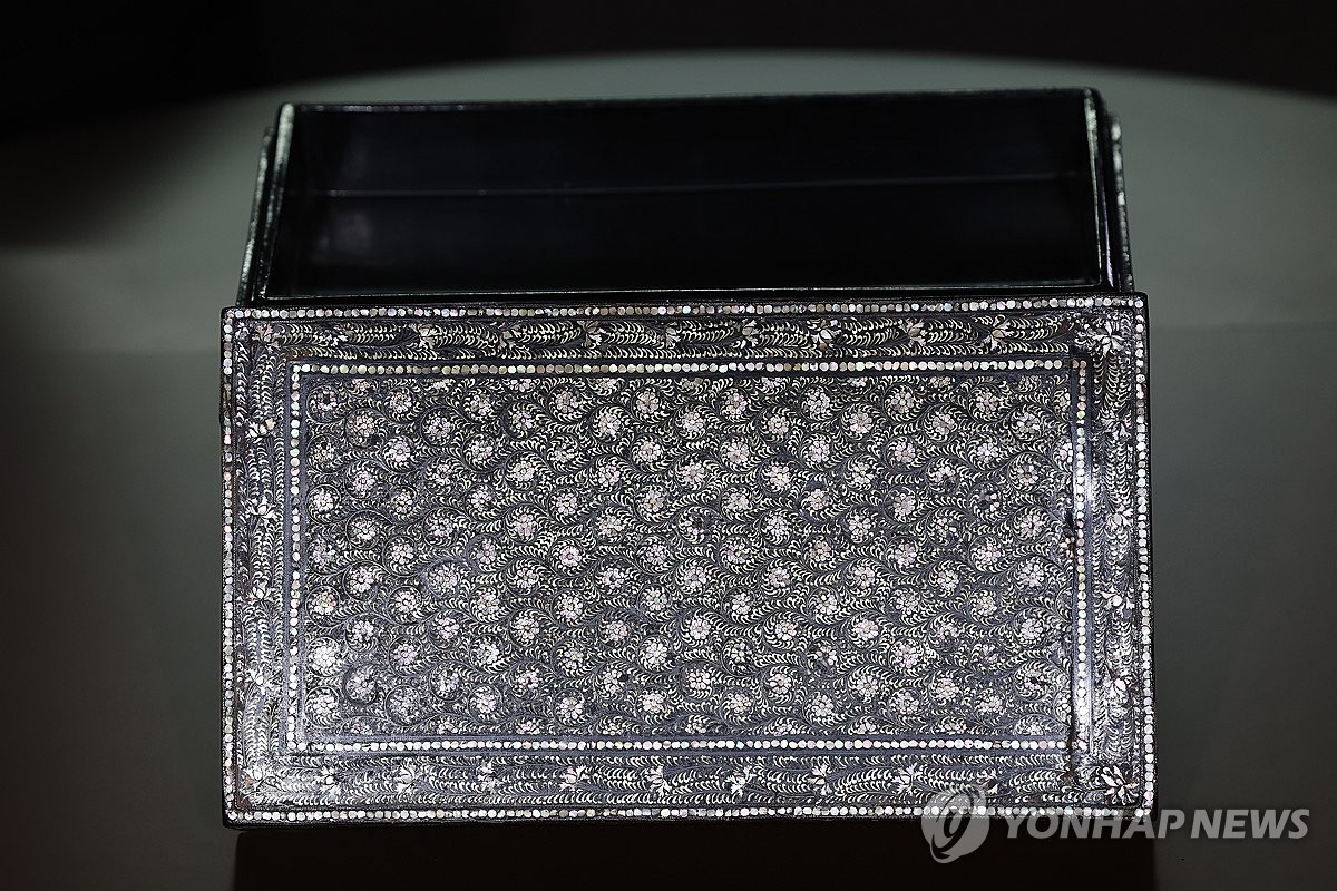 100％の保証 韓国 螺鈿細工 花蝶紋八角箱 高さ6.5cm×幅26.5cm位 その他 