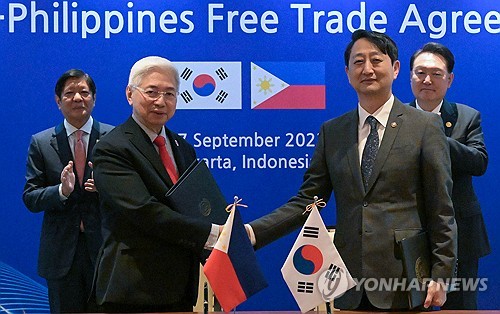 尹, 필리핀과 FTA 체결식…"자동차 수출 경쟁력 크게 개선"