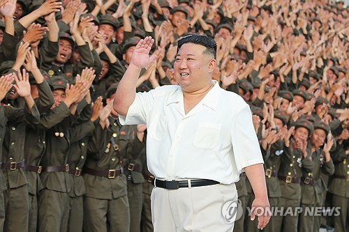 El líder norcoreano forma parte de una sesión de fotos con los participantes de un desfile paramilitar