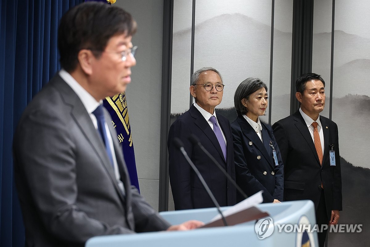 Presidential chief of staff Kim Dae-ki (L) announces the nominees for ministers of defense, culture and gender equality at the presidential office in Seoul on Sept. 13, 2023. Standing next to him (from L to R) are culture minister nominee Yoo In-chon, gender equality minister nominee Kim Haeng and defense minister nominee Shin Won-sik. (Yonhap)