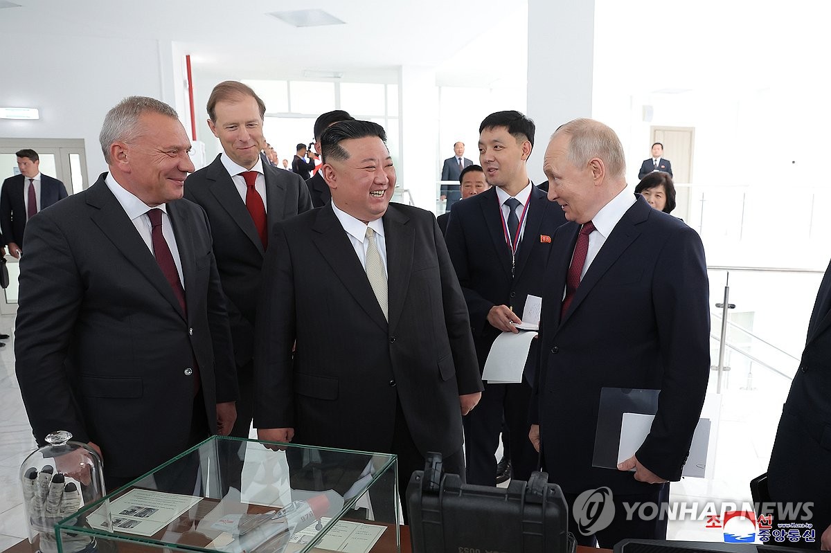 Esta foto, publicada por la Agencia Central de Noticias Coreana oficial de Corea del Norte el 14 de septiembre de 2023, muestra al líder norcoreano Kim Jong-un (centro) y al presidente ruso Vladimir Putin (derecha) reunidos en el puerto espacial ruso Vostochny el día anterior.  (Para uso únicamente en la República de Corea. Sin redistribución) (Yonhap)