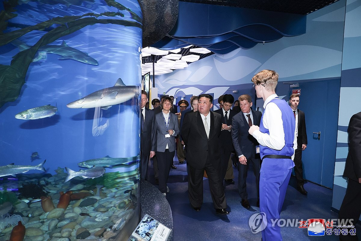 North Korean leader Kim Jong-un (C) visits the Maritime Territorial Aquarium in Vladivostok, Russia, during his two-day stay at the city, in this photo released by the North's official Korean Central News Agency on Sept. 18, 2023. (For Use Only in the Republic of Korea. No Redistribution) (Yonhap)