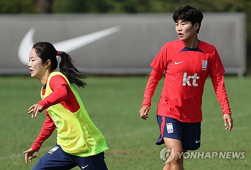 Ji So-yun (R) and Lee Min-a of the South Korean women's national football team train for the Asian Games at the National Football Center in Paju, Gyeonggi Province, on Sept. 18, 2023. (Yonhap)