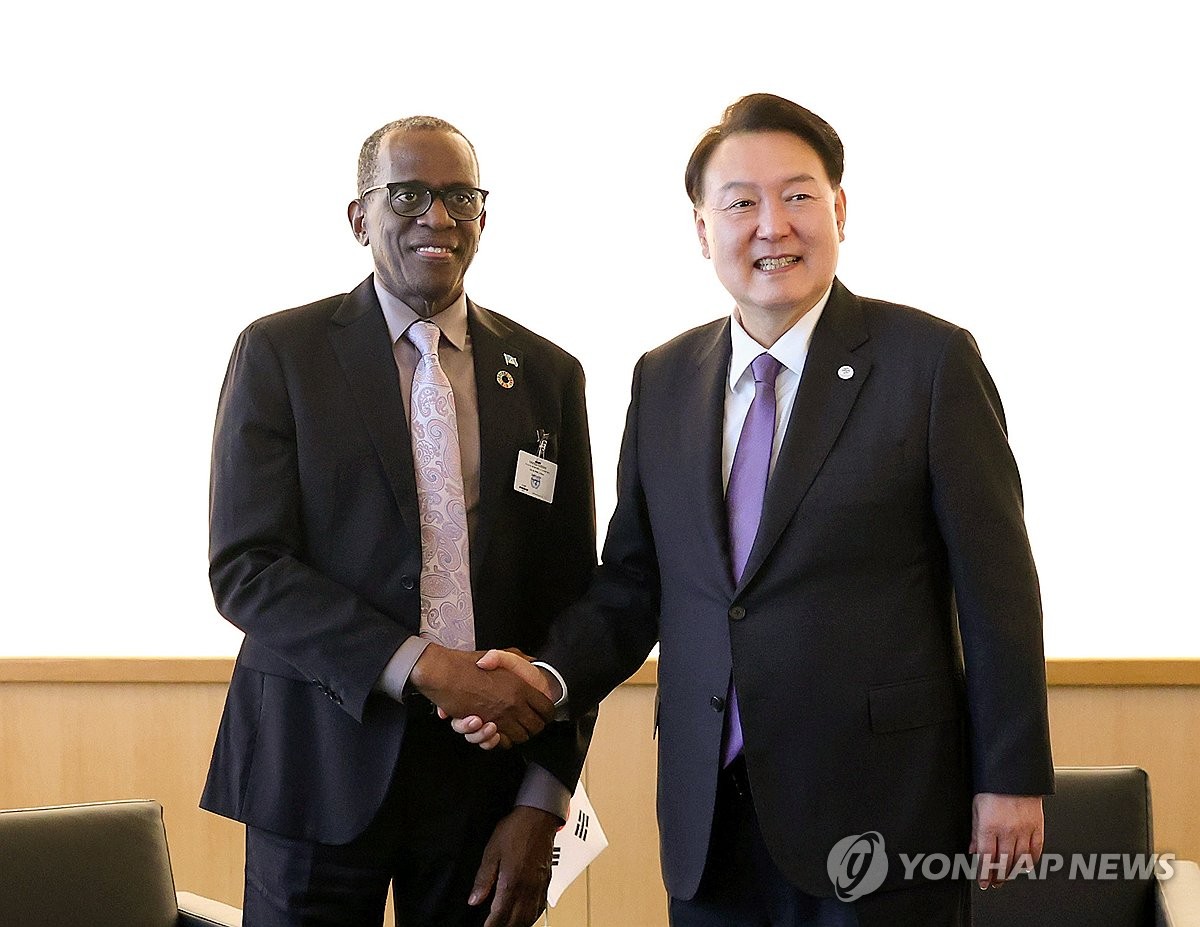 South Korean President Yoon Suk Yeol (R) poses for a photo with Saint Lucian Prime Minister Philip Pierre prior to their talks in New York on Sept. 18, 2023, on the sidelines of the U.N. General Assembly. (Pool photo) (Yonhap)