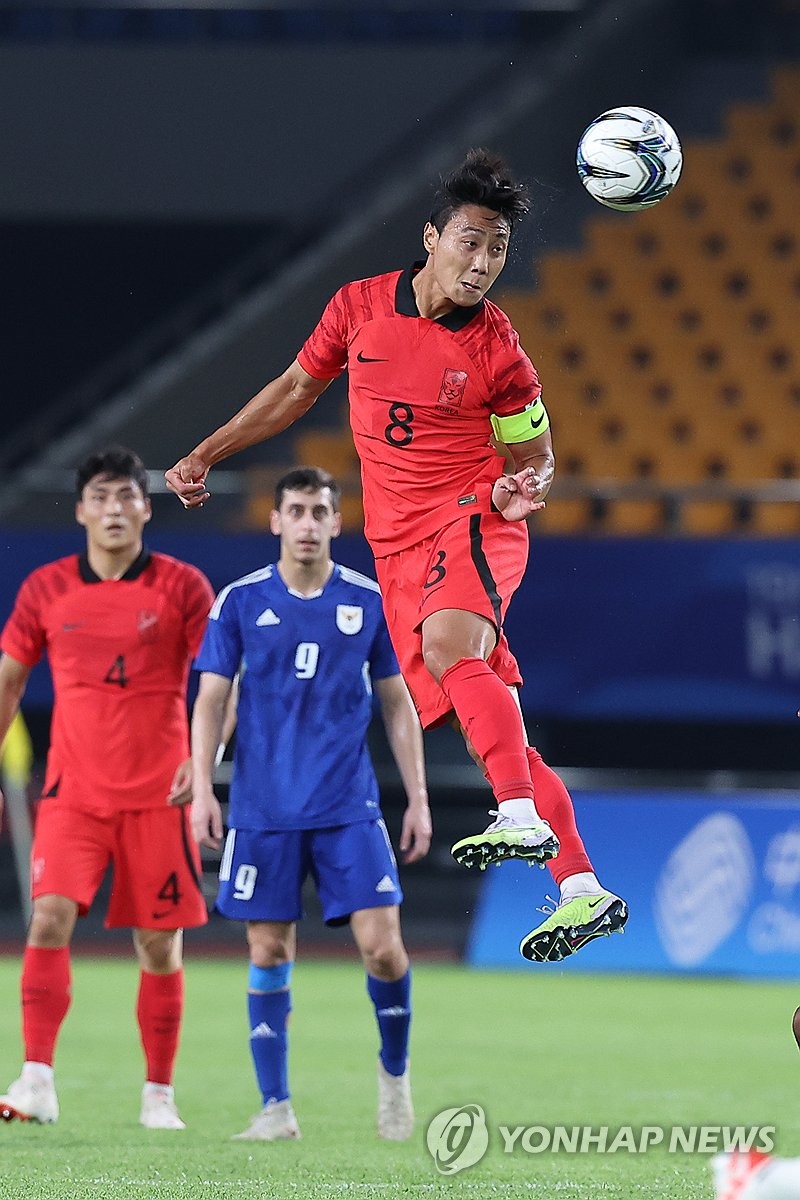 Paik Seung-ho of South Korea heads the ball against Kuwait during the teams' Group E match at the Asian Games at Jinhua Stadium in Jinhua, China, on Sept. 19, 2023. (Yonhap)