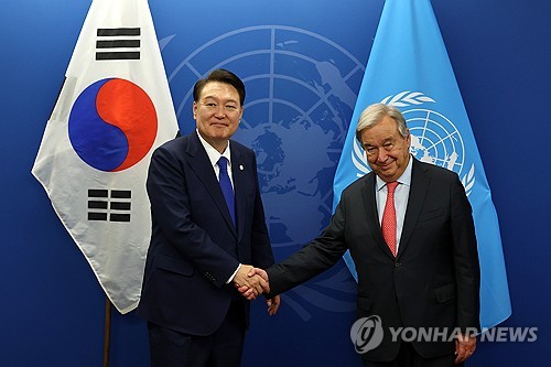South Korean President Yoon Suk Yeol (L) poses for a photo with U.N. Secretary-General Antonio Guterres ahead of their talks at the United Nations headquarters in New York on Sept. 19, 2023. (Pool photo) (Yonhap)