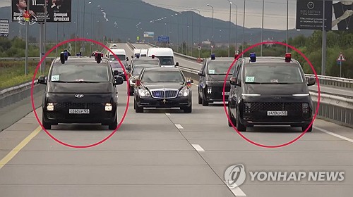 Unos vehículos de la marca Hyundai escoltan a Kim Jong-un durante su visita a Rusia