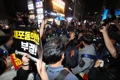 행진 중 경찰과 충돌한 촛불행동