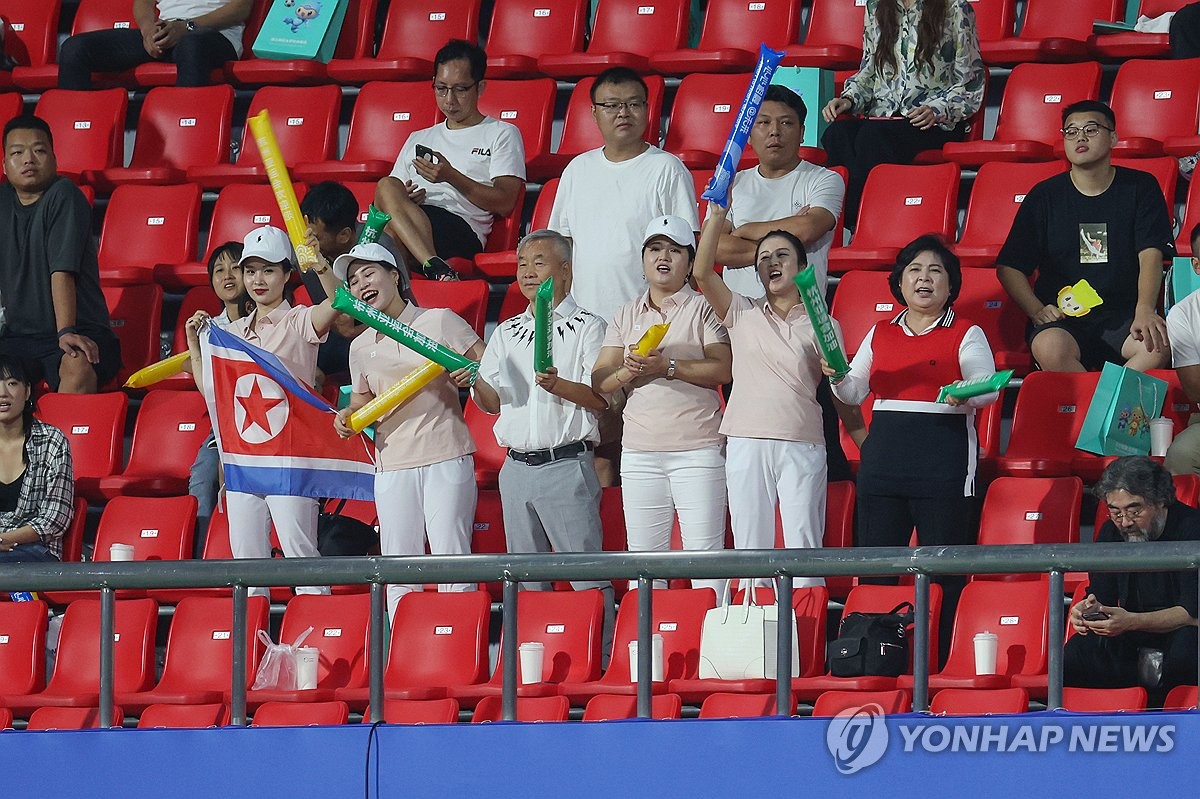 남자 축구 조별 예선에서 응원하는 북한 응원단
