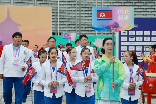 وفد كوريا الشمالية لدورة الألعاب الآسيوية يدخل قرية الرياضيين