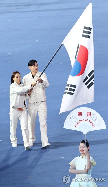 Abanderados del equipo surcoreano en la inauguración de los Juegos Asiáticos