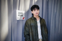 BTS 정국, 열애설 직접 반박…"지금 여자친구 없어"