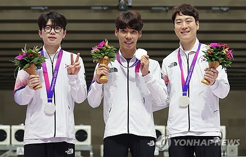 '신중하고 빠르게'…한국 사격, 남자 10ｍ 공기소총 단체전 은메달