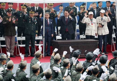 الرئيس يون سيوك-يول يشجع الجنود