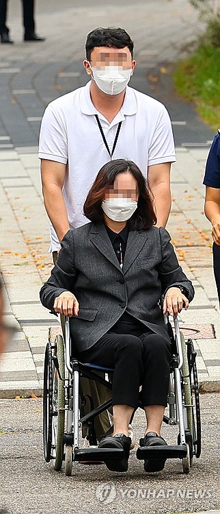 Wife of ex-Justice Minister Cho Kuk released on parole