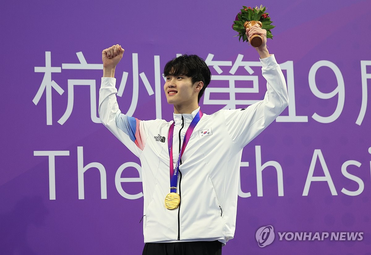 South Korean swimmer Hwang Sun-woo poses with his gold medal won in the men's 200-meter freestyle at the Asian Games at Hangzhou Olympic Sports Centre Aquatic Sports Arena in Hangzhou, China, on Sept. 27, 2023. (Yonhap)