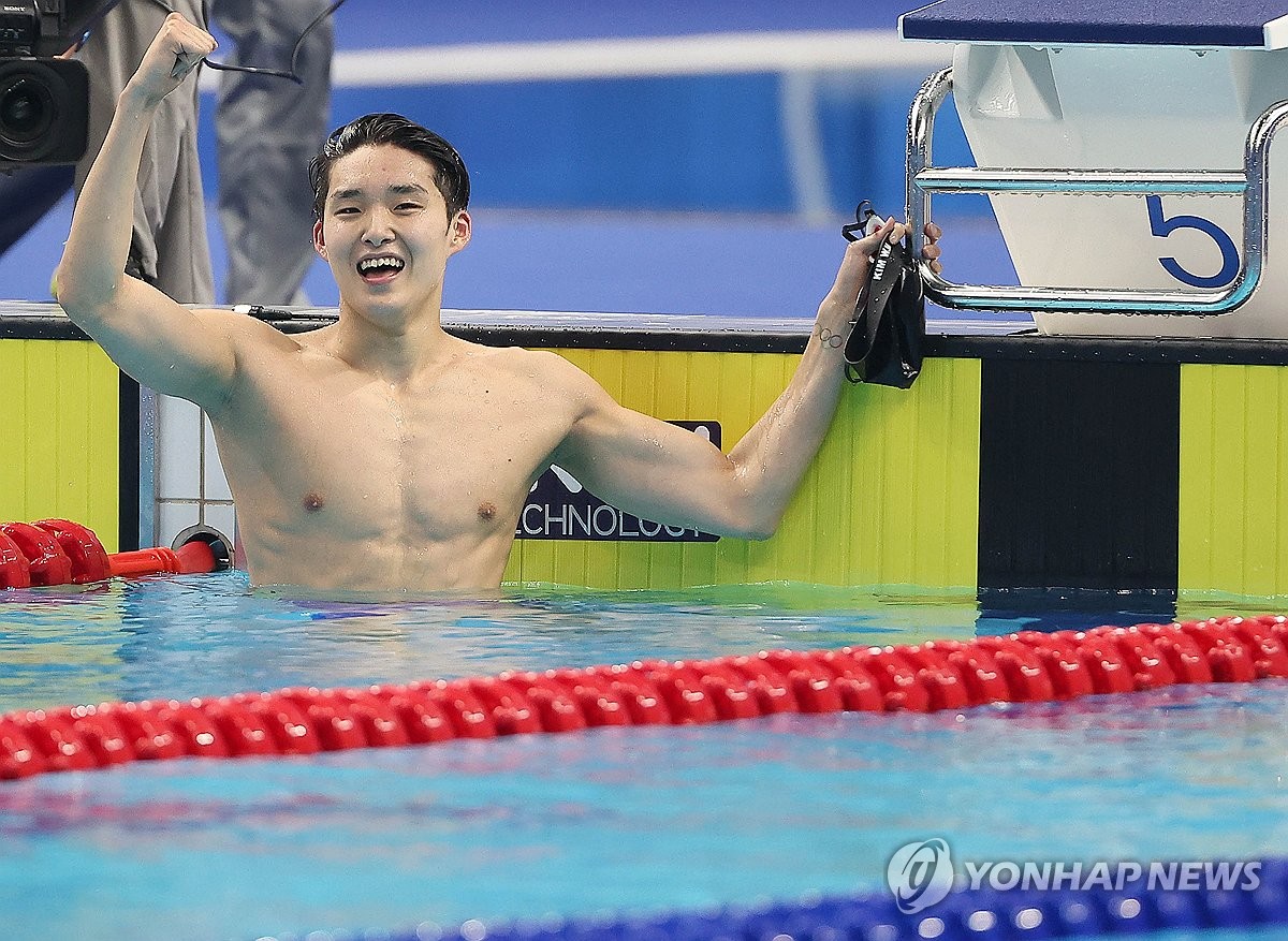 김우민, 자유형 800ｍ서 쑨양의 대회기록 깨고 금메달…2관왕