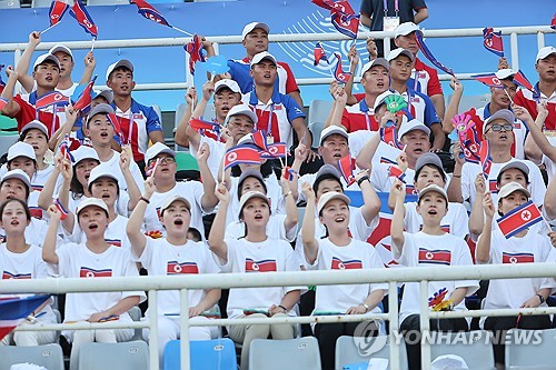 [아시안게임] 女축구 남북대결에 70여명 북한 응원단…프리킥 만회골에 울먹