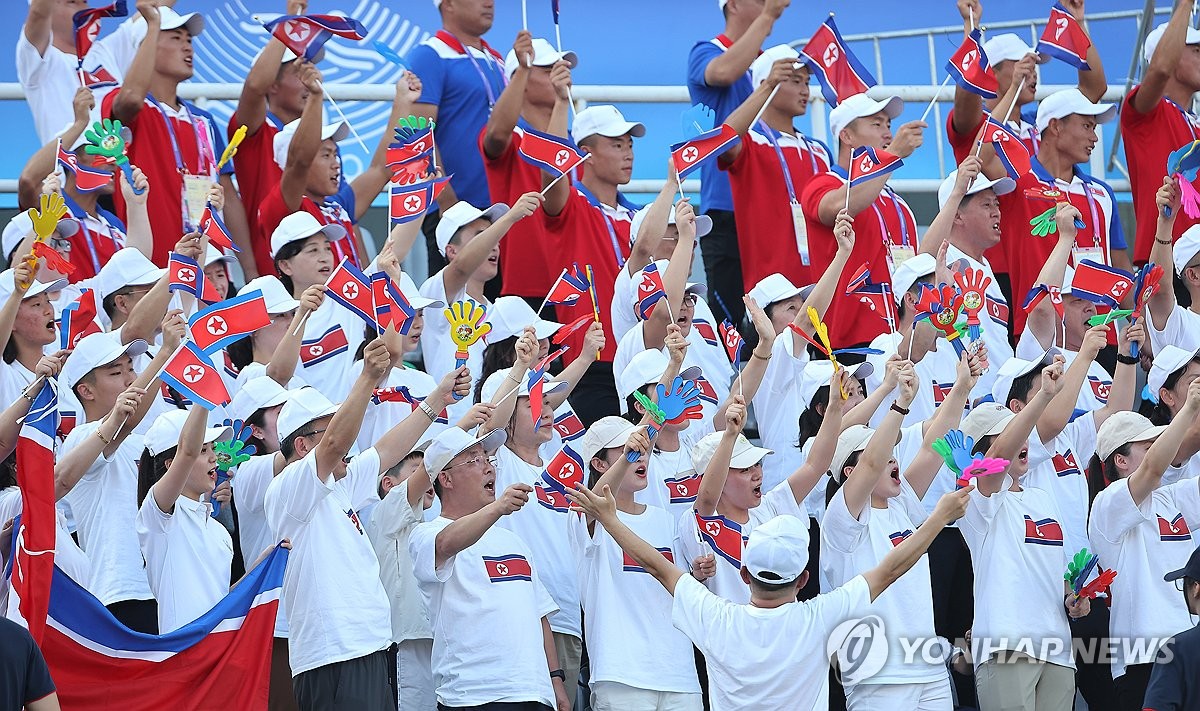 응원 펼치는 북한 응원단