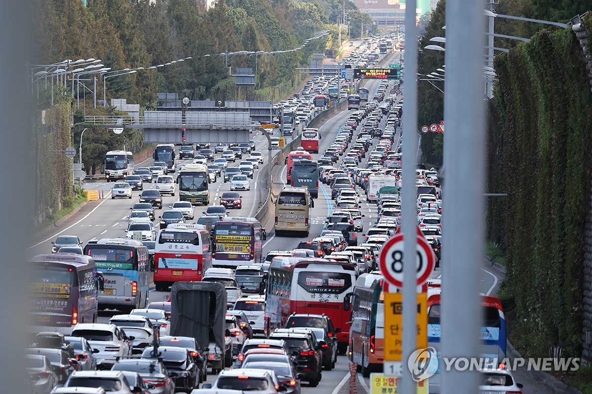 The Gyeongbu Expressway is heavily congested near the Jamwon Interchange in southern Seoul on Oct. 1, 2023, as families head home after celebrating the Chuseok holiday. (Yonhap)