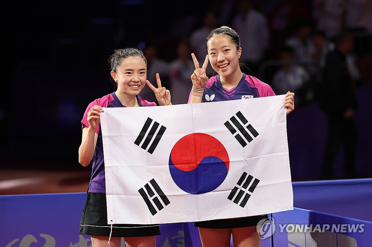 신유빈-전지희, 21년 만의 AG 탁구 금메달 수확…남북대결 승리 