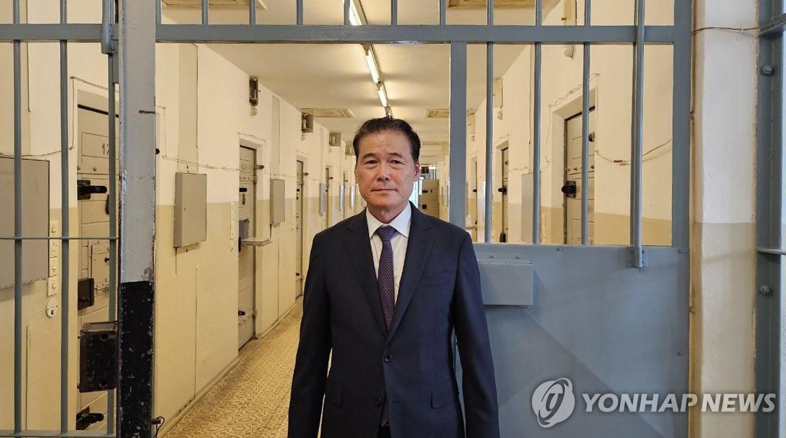 구동독 정치범 수용소 찾은 김영호 통일부 장관
