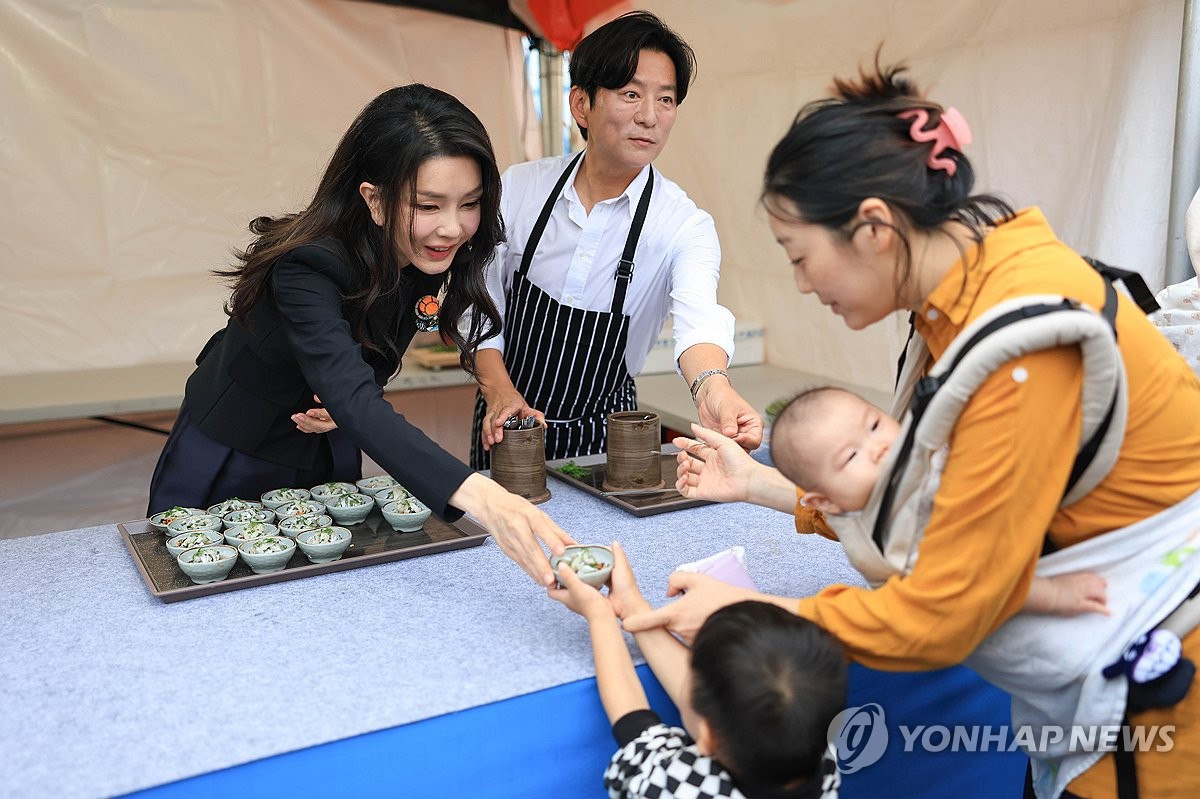 은갈치 회무침 나눠주는 <BR>김건희 여사