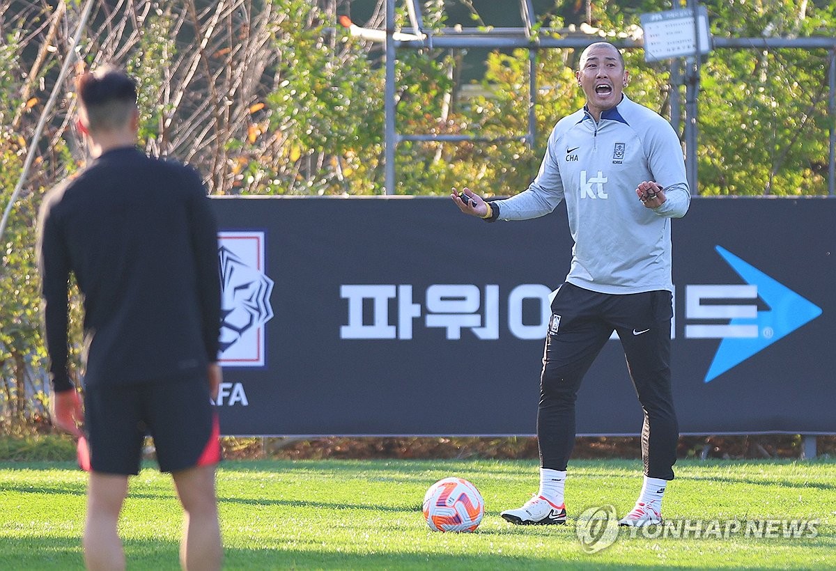 훈련 설명하는 차두리 코치