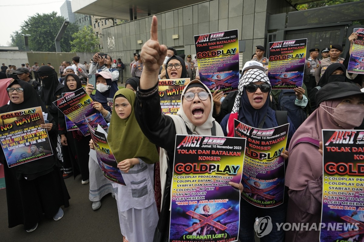 인니 콜드플레이 공연 반대 시위 | 연합뉴스