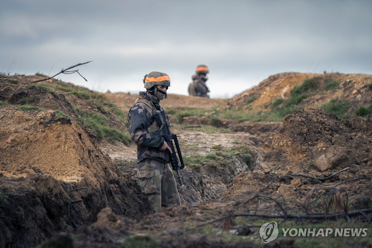 프랑스서 전투기술 훈련 중인 우크라 병사들