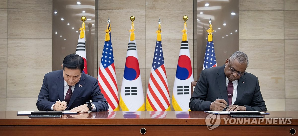 Defense Minister Shin Won-sik (L) and U.S. Secretary of Defense Lloyd Austin sign the revised document of the "tailored deterrence strategy" on North Korea during a ceremony held on the sidelines of the 55th Security Consultative Meeting held at the defense ministry in Seoul on Nov. 13, 2023, in this photo provided by the ministry. (PHOTO NOT FOR SALE) (Yonhap)