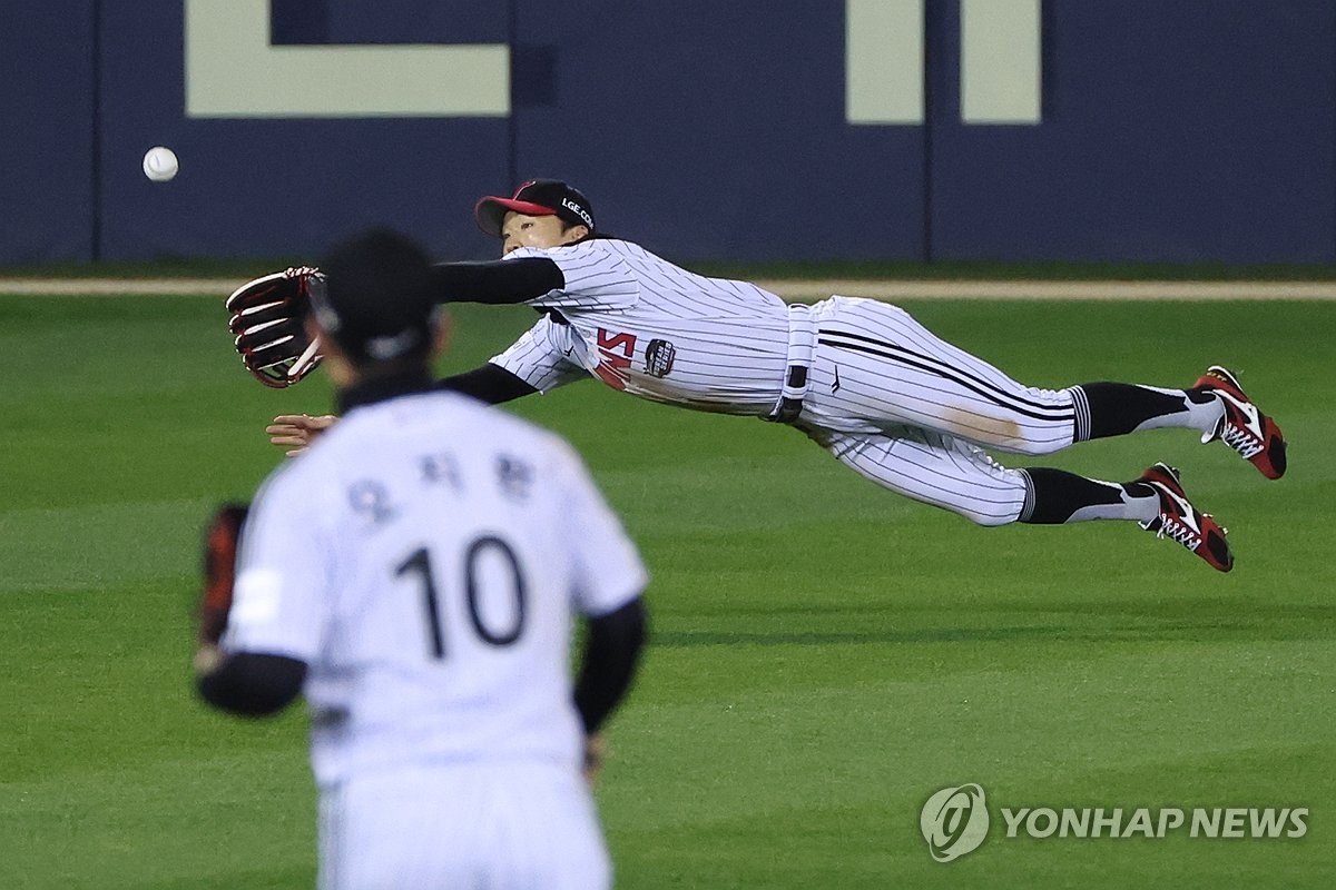 LG Twins center fielder Park Hae-min makes a diving catch against the KT Wiz during the top of the fourth inning of Game 5 of the Korean Series at Jamsil Baseball Stadium in Seoul on Nov. 13, 2023. (Yonhap)