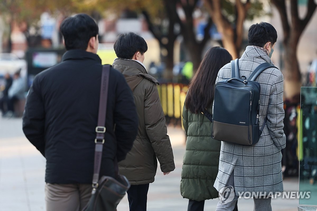 서울 광화문 네거리에서 패딩 등 외투를 입은 시민들이 걷고 있다. / 연합뉴스