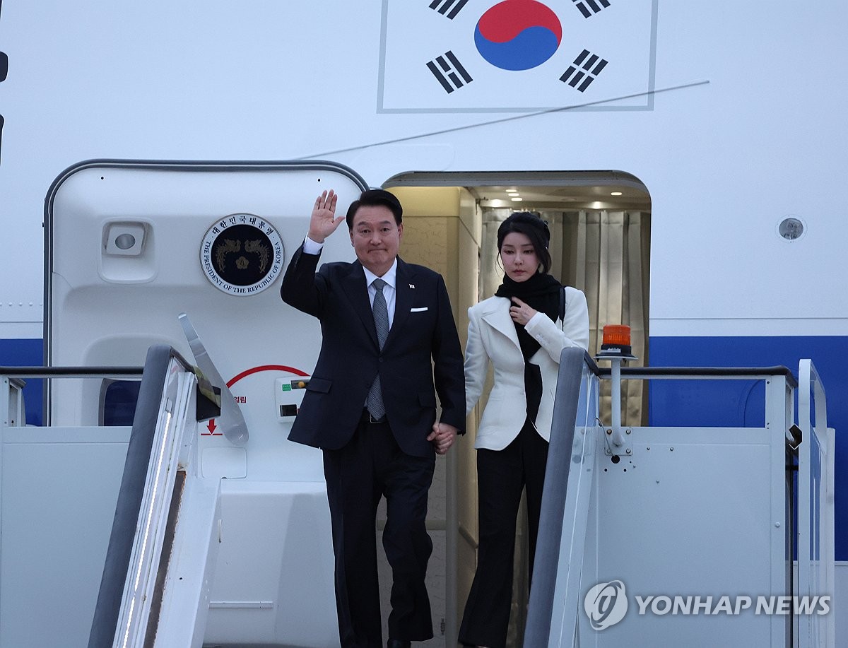 South Korean President Yoon Suk Yeol (L) and first lady Kim Keon Hee arrive at Stansted Airport, near London, on Nov. 20, 2023. (Yonhap)
