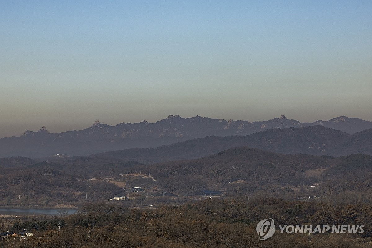 고(故) 전두환 전 대통령의 유해가 안장될 것으로 알려진 경기도 파주시 문산읍 장산리에서 민간인통제선 지역과 북한 개성 송악산 능선이 보이고 있다.  전 전 대통령은 생전 회고록에서 '북녘땅이 내려다보이는 전방 고지에 백골로라도 남아 통일의 날을 맞고 싶다'고 밝힌 바 있다. 현재 유해는 약 2년째 서울 연희동 자택에 임시 안치 중이다. / 연합뉴스