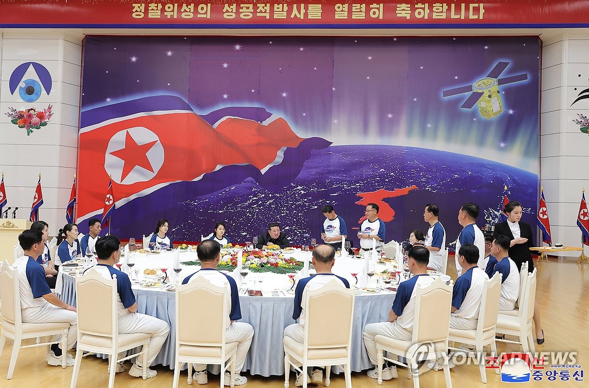 Esta foto, publicada por la Agencia Central de Noticias Coreana oficial de Corea del Norte el 24 de noviembre de 2023, muestra al Norte celebrando un banquete en Pyongyang el día anterior para celebrar el último lanzamiento exitoso de un satélite espía militar por parte del país.  (Para uso únicamente en la República de Corea. Sin redistribución) (Yonhap)