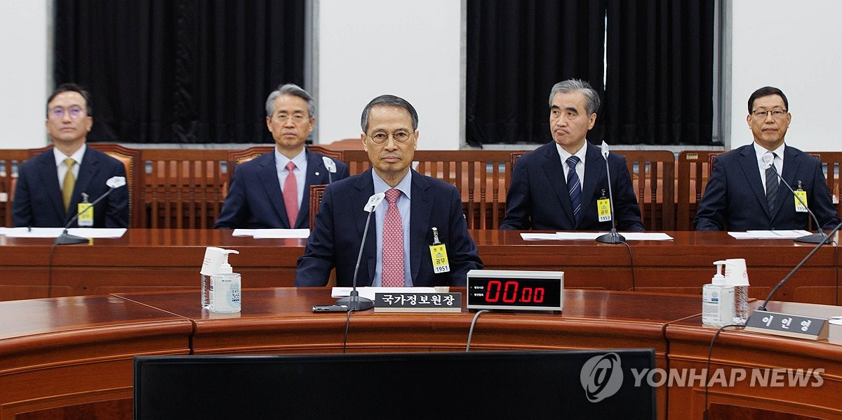 La imagen, proporcionada por el cuerpo de prensa, muestra al entonces director del Servicio de Inteligencia Nacional, Kim Kyou-hyun (centro), asistiendo a una audiencia parlamentaria anual, el 24 de noviembre de 2023, en la sede de la Asamblea Nacional, en Seúl. (Prohibida su reventa y archivo) 