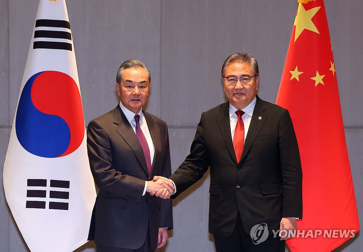 Foreign Minister speaks with Chinese counterpart ahead of meeting with Japan |  YONHAP NEWS AGENCY