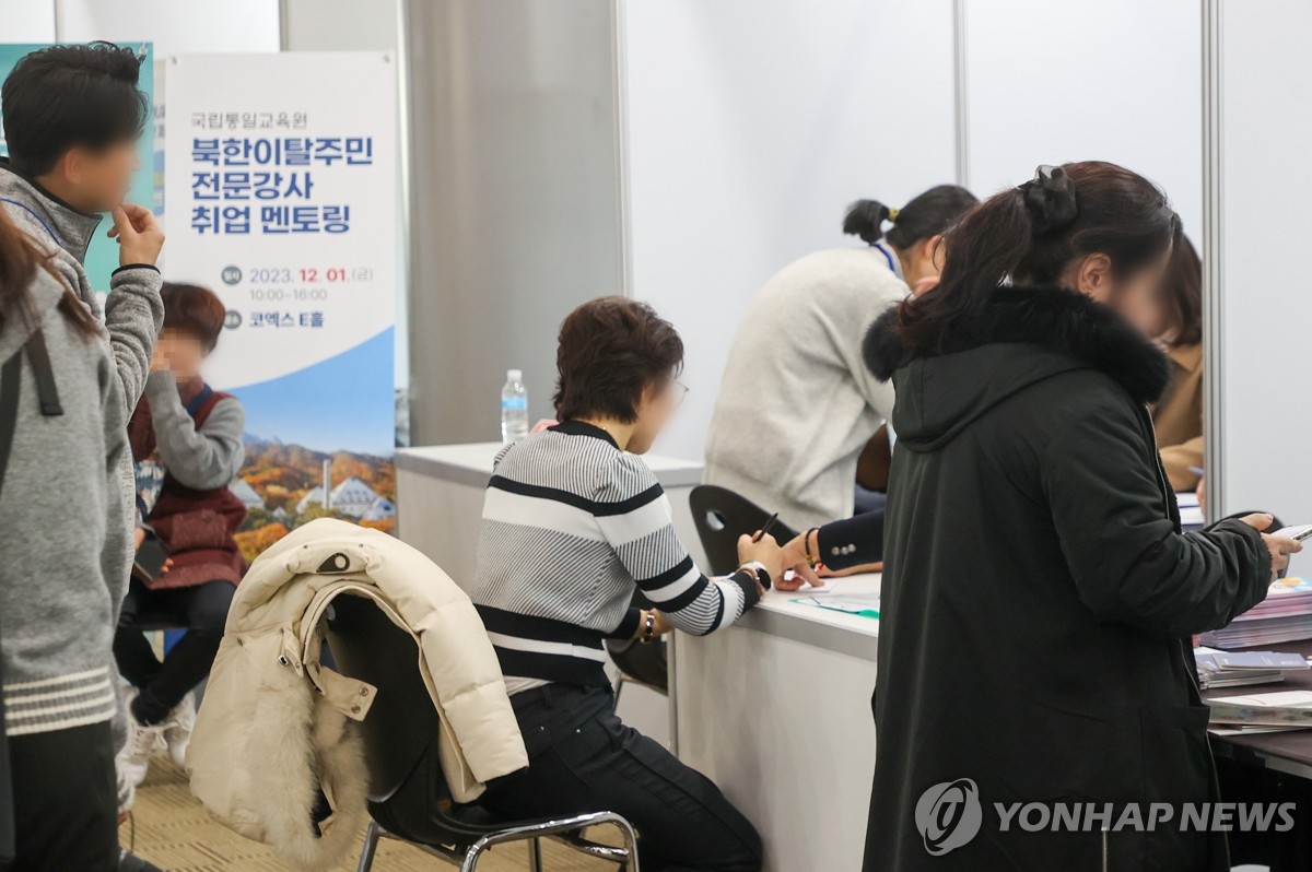 Un participante de la feria de empleo visita un stand en el evento para desertores norcoreanos en Corea del Sur en el centro de exposiciones COEX en Seúl el 1 de diciembre de 2023. (Yonhap) 