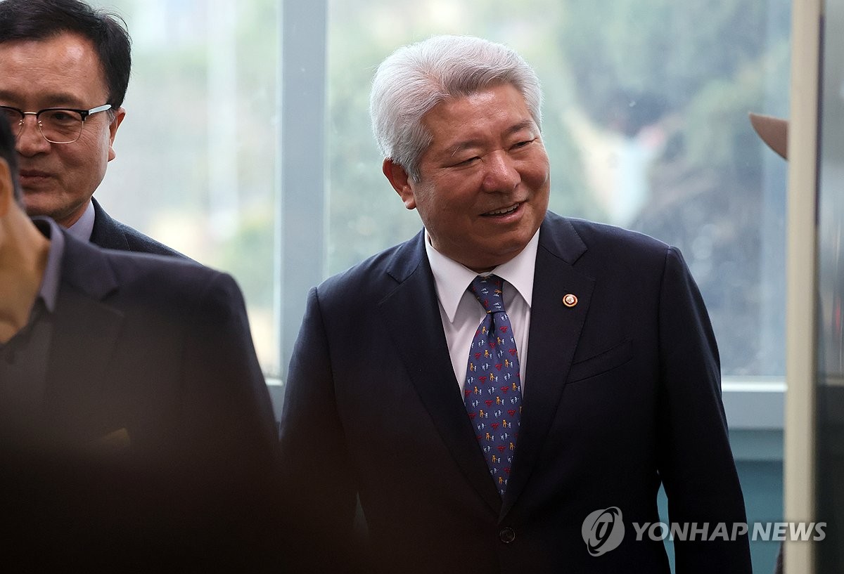 El candidato a la Comisión de Comunicaciones de Corea, Kim Hong-il, visita un instituto de formación en la ciudad de Cheongju, a 112 kilómetros al sur de Seúl, para dar una conferencia el 6 de diciembre de 2023. (Yonhap)