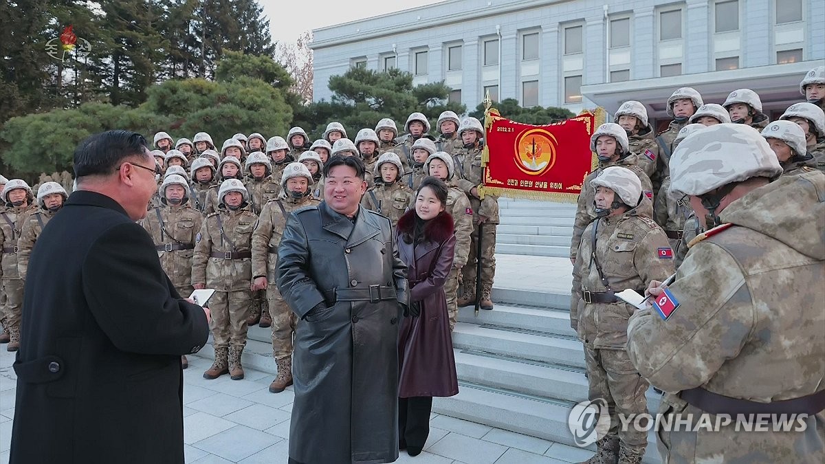El líder norcoreano Kim Jong-un (segundo desde la izquierda) y su hija, conocida como Ju-ae (centro), se reúnen con soldados de la Segunda Compañía Bandera Roja bajo la Oficina General de Misiles el 20 de diciembre de 2023, en este video tomado de la Televisión Central Coreana del Norte al día siguiente.  (Para uso únicamente en la República de Corea. Sin redistribución)
