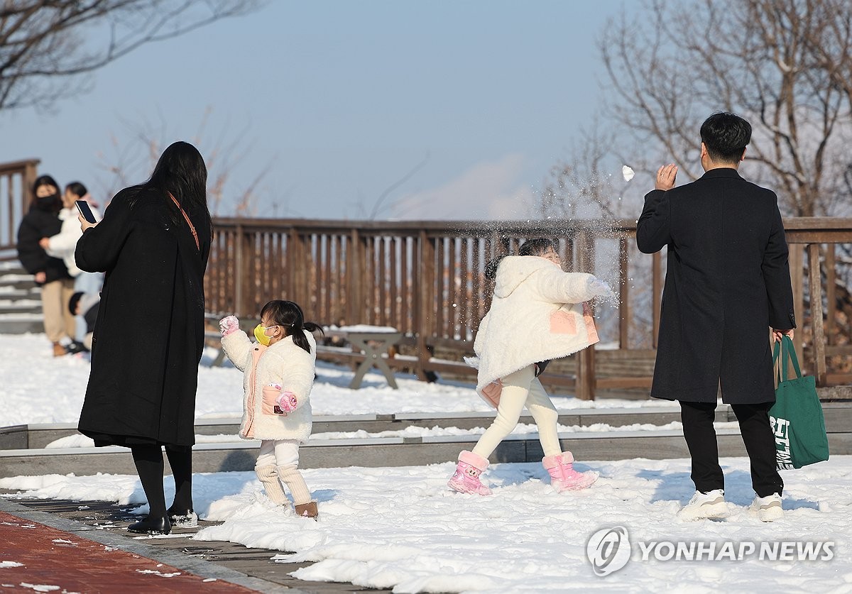 24일 오전 남산에서 어린이들이 눈싸움을 하고 있다. /연합뉴스