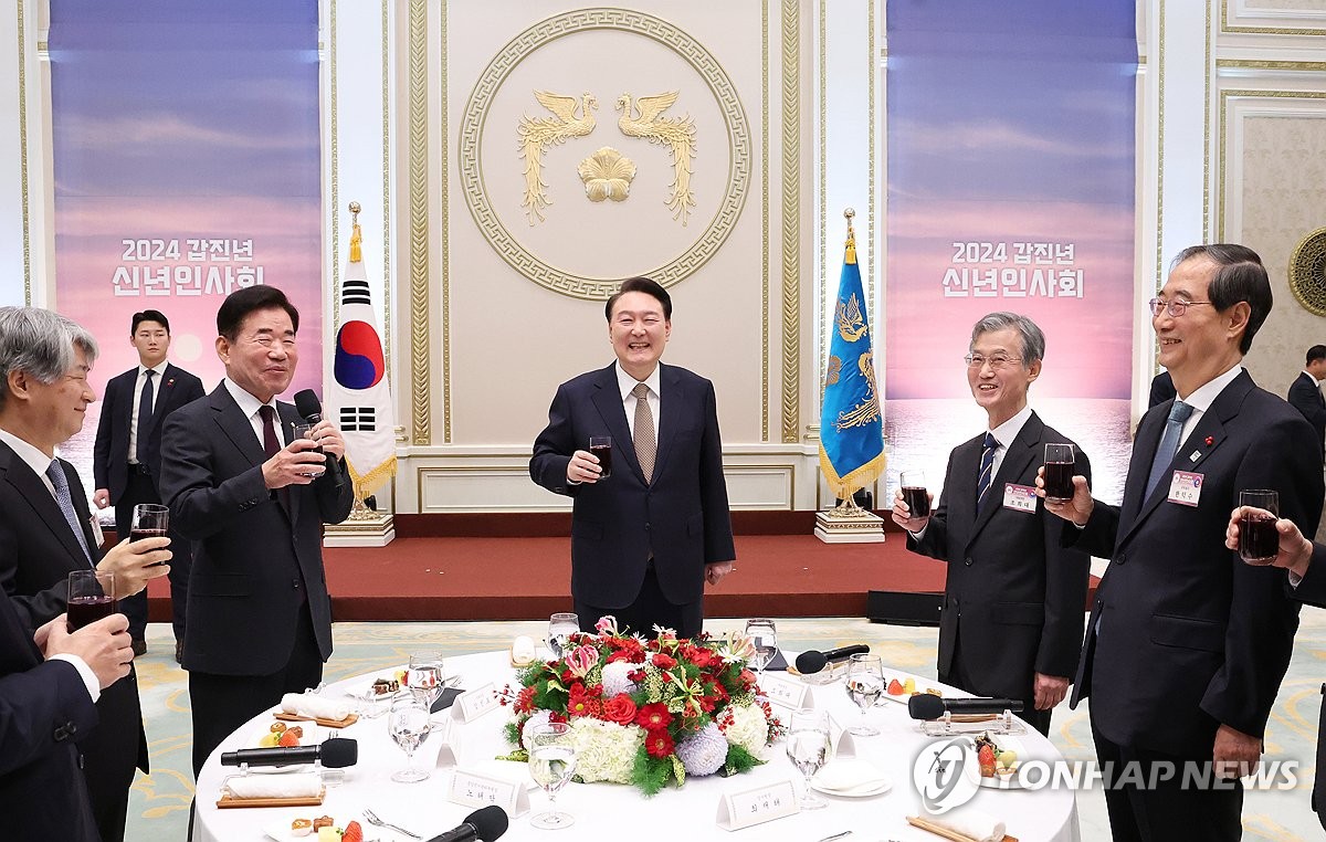 El presidente Yoon Suk Yeol (centro) escucha al presidente de la Asamblea Nacional, Kim Jin-pyo (segundo desde la izquierda), proponer un brindis durante una reunión de Año Nuevo en la antigua oficina presidencial, Cheong Wa Dae, en Seúl, el 3 de enero de 2024. También asisten a la reunión el presidente del Tribunal Constitucional, Lee Jong-seok (a la izquierda), el primer ministro Han Duck-soo (a la derecha) y el presidente del Tribunal Supremo, Cho Hee-dae.  (Foto de la piscina) (Yonhap)
